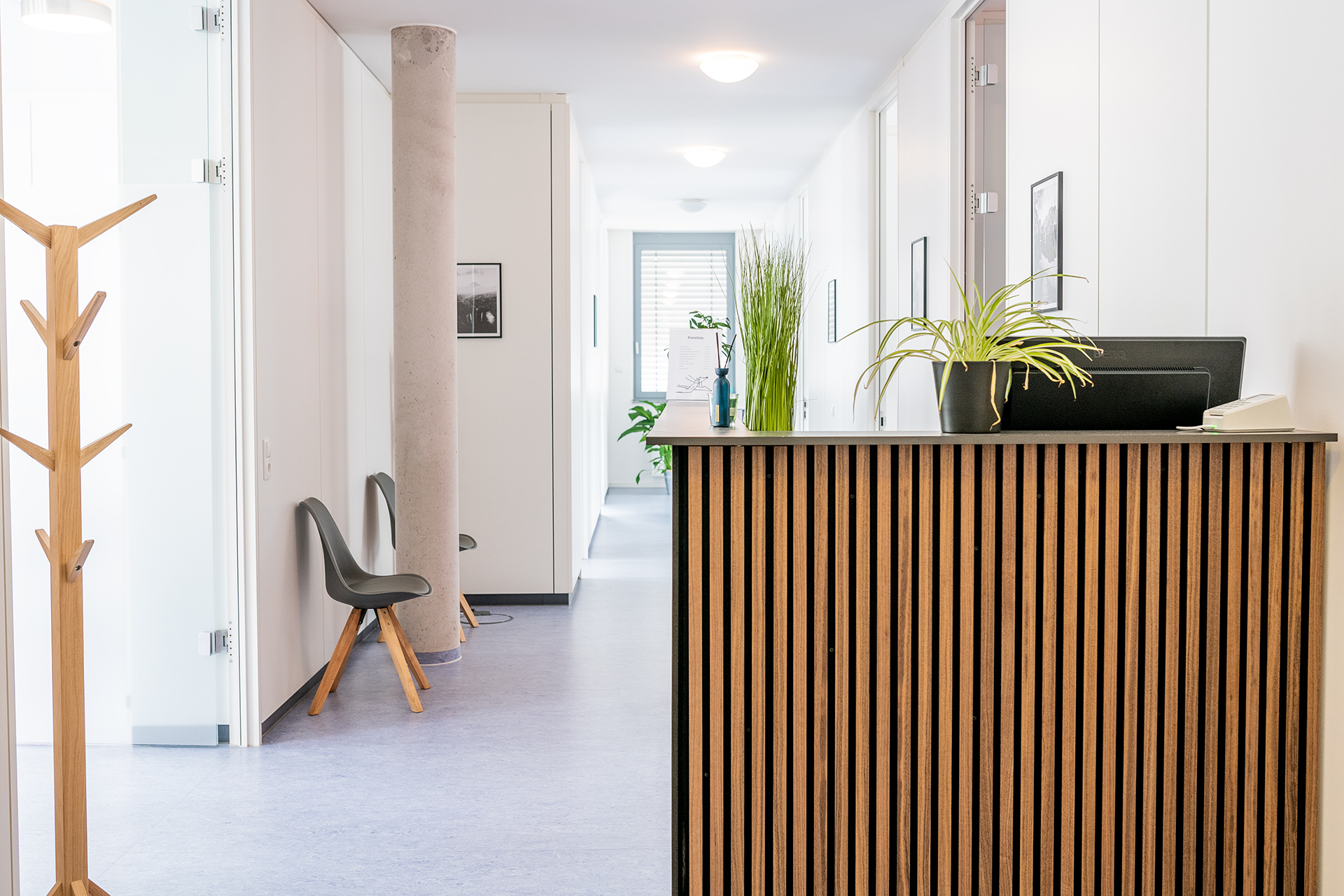 Eingang und Rezeption mit Theke in der Praxis für Physiotherapie in Bensheim.