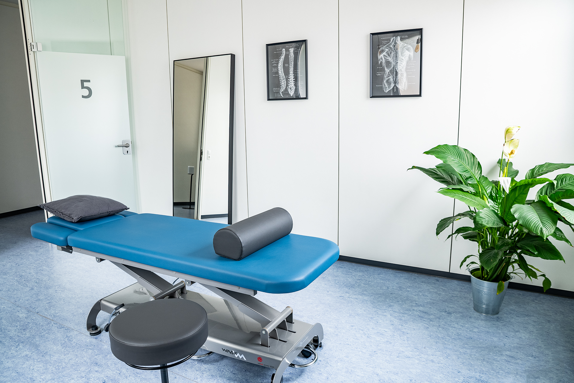 Behandlungsraum mit Liege in der Praxis für Physiotherapie in Bensheim.